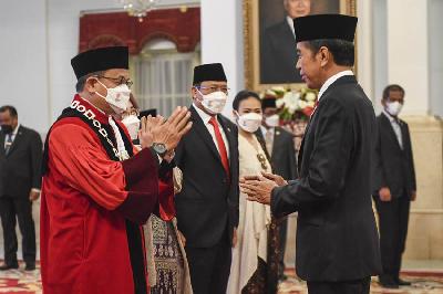 Presiden Joko Widodo memberikan ucapan selamat kepada Hakim Konstitusi Guntur Hamzah setelah resmi menjadi hakim konstitusi di Istana Negara, Jakarta, 23 November 2022. ANTARA/Hafidz Mubarak A