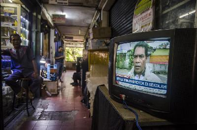 Pekerja menonton siaran televisi di Cikapundung Electronic Center, Bandung, Jawa Barat, 4 November 2020. ANTARA/Novrian Arbi