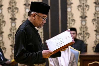Perdana Menteri Malaysia Anwar Ibrahim mengucapkan sumpah jabatan di Istana Negara, Kuala Lumpur, Malaysia, 24 November 2022. Mohd Rasfan/Pool via REUTERS