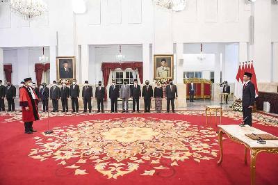 Presiden Joko Widodo menghadiri pembacaan  sumpah dan janji yang dibacakan Hakim Konstitusi Guntur Hamzah (kiri) di Istana Negara, Jakarta, 23 November 2022. ANTARA/Hafidz Mubarak A