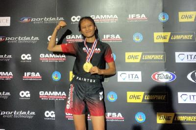 Atlet MMA Aprilia Eka Putri meraih medali emas dalam Asia-Pacifik MMA Championship di Pattaya, Thailand, 13 November 2022. Dok. Pribadi