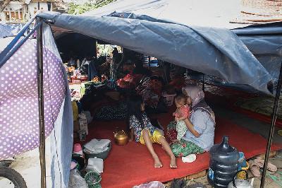 Warga beraktivitas di dalam tenda pengungsian di Desa Benjot, Cugenang, Cianjur, Jawa Barat, 25 November 2022. TEMPO/M Taufan Rengganis