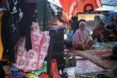 Pengungsi perempuan beraktivitas di dalam tenda di Desa Benjot, Kecamatan Cugenang, Kabupaten Cianjur, Jawa Barat, 25 November 2022. TEMPO/M Taufan Rengganis