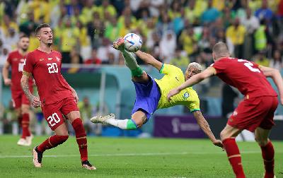 Pemain Brasil Richarlison mencetak gol kedua dalam dalam pertandingan melawan Serbia di Stadion Lusail, Lusail, Qatar, 24 November 2022. REUTERS/Amanda Perobelli