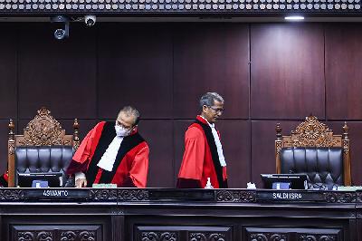 Ketua Majelis Hakim Mahkamah Konstitusi (MK) Aswanto (kiri) dalam sidang uji Materiil Undang-Undang Nomor 7 Tahun 2017 tentang Pemilihan Umum di Gedung Mahkamah Konsitusi, Jakarta, 20 Oktober 2022. ANTARA/M Risyal Hidayat