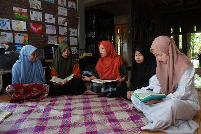Pendiri dan pengasuh Pondok Pesantren Ath Taariq, Nisya Saadah Wargadipura, mengkaji isi Al Quran bersama santri di Tarogong Kidul, Garut, Jawa Barat, 24 April 2022. TEMPO/Prima mulia