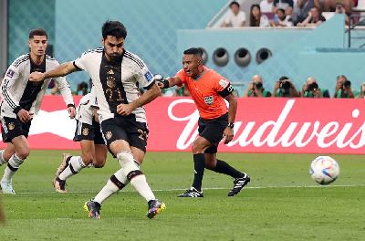 Pemain Jerman Ilkay Gundogan mencetak gol dalam pertandingan melawan Jepang di Stadion Internasional Khalifa, Doha, Qatar, 23 November 2022. REUTERS/Matthew Childs