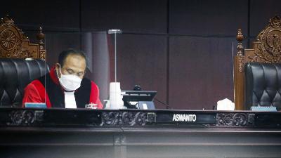 Hakim Anggota Aswanto memimpin jalannya sidang putusan uji materi Undang-Undang Nomor 35 Tahun 2009 tentang Narkotika, di Mahkamah Konstitusi, Jakarta, Juli 2022. TEMPO/Hilman Fathurrahman W