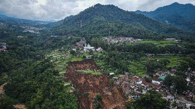 Foto udara longsor yang terjadi akibat gempa di Cijendil, Kecamatan Cugenang, Cianjur, Jawa Barat,  23 November 2022. TEMPO/Hilman Fathurrahman W