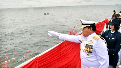 Laksamana TNI AL Yudo Margono melakukan tabur bunga dari KRI Semarang-594 di Perairan Kepulauan Seribu, Jakarta, 10 November 2022. ANTARA/Fakhri Hermansyah