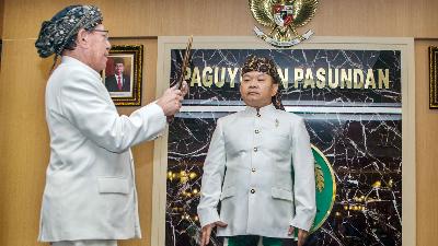 Kepala Staf Angkatan Darat Jendral TNI Dudung Abdurachman  menerima  gelar kehormatan dari Ketua Paguyuban Pasundan Didi Turmudzi di Gedung PB Paguyuban Pasundan, Bandung, Jawa Barat, 29 Agustus 2022. ANTARA/Novrian Arbi