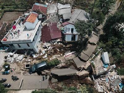 Foto udara jalanan rusak akibat gempa di Desa Sarampad, Kabupaten Cianjur, Jawa Barat, 22 November 2022. TEMPO / Hilman Fathurrahman W