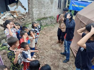 Trauma healing anak-anak terdampak gempa di Kampung Tegallega, Desa Limbangansari, Kecamatan Cianjur, Kabupaten Cianjur, Jawa Barat. Tempo/Deden Abdul Azis