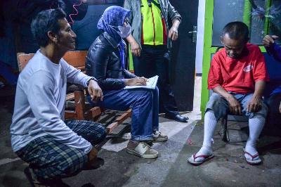 Petugas Badan Pusat Statistik Jawa Barat melakukan pendataan Registrasi Sosial dan Ekonomi tunawisma di Terminal Cicaheum, Bandung, Jawa Barat, 29 Oktober 2022. ANTARA/Raisan Al Farisi