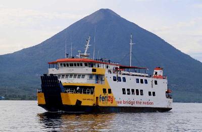 Kapal feri Gorango Ternate saat akan berlabuh di Pelabuhan Ferry Bastiong, Kota Ternate, Maluku Utara, 31 Oktober 2022. ANTARA/Andri Saputra