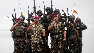 TNI Commander Gen. Andika Perkasa (center front) with Navy Chief of Staff Adm. Yudo Margono (front right) on an amphibious tank after Andika Perkasa is inaugurated as an honorary member of the Marine Corps at Todak Beach, Dabo Singkep, Riau Islands, August 4.
ANTARA FOTO/Teguh Prihatna
