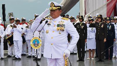 Admiral Yudo Margono salutes when becoming the inspector of ceremony at the commemoration of Heroes Day at KRI Semarang-594, in the Thousand Islands Waters, Jakarta, November 10.
ANTARA FOTO/Fakhri Hermansyah
