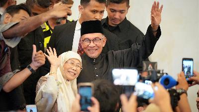 Malaysia’s newly appointed Prime Minister Anwar Ibrahim and his wife Wan Azizah wave as they arrive at a gathering in Kuala Lumpur, Malaysia, November 24.
Vincent Thian/Pool via REUTERS
