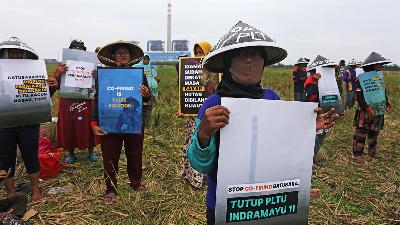 Residents conduct a demonstration in front of the Indramayu coal power plant, in Sumuradem, Indramayu, West Java, October 21. The protest, which is held in commemoration of the International Big Bad Biomass Day, demand the government ban the use of pallets or sawdust as fuel for coal-fired steam power plants because they are considered to have a bad effect on the environment.
ANTARA FOTO/Dedhez Anggara
