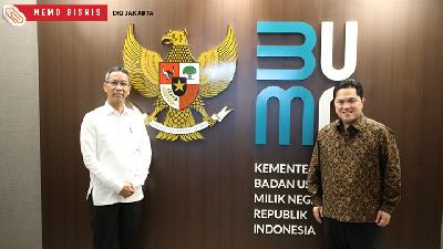 Penjabat Gubernur DKI Heru Budi Hartono berfoto bersama Menteri BUMN Erick Thohir.