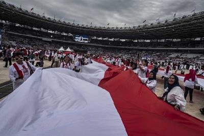 Peserta acara Gerakan Nusantara Bersatu : Satu Komando Untuk Indonesia membentangkan bendera Merah Putih di Stadion Utama Gelora Bung Karno, Jakarta, 26 November 2022. ANTARA/Aprillio Akbar