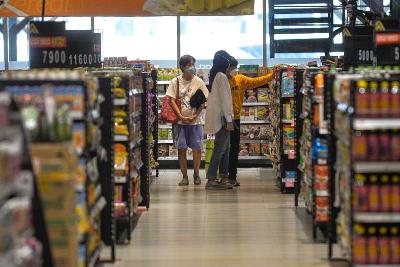 Warga berbelanja kebutuhan harian di Transmart Ayani, Jakarta, 14 September 2021. Tempo/Tony Hartawan