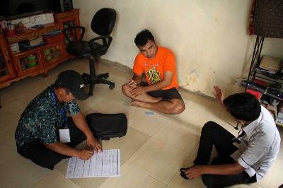 Petugas Badan Pusat Statistik melakukan pendataan terhadap warga saat pelaksanaan Registrasi Sosial Ekonomi (Regsosek) di Kabupaten Gowa, Sulawesi Selatan, 29 Oktober 2022. ANTARA/Arnas Padda