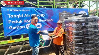 Penyaluran sumbangan oleh Tangki Air Grand kepada korban gempa Cianjur.