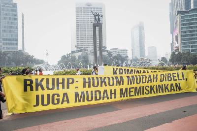 Spanduk tolak RKUHP di kawasan Bundaran HI, Jakarta, 27 Noveber 2022. TEMPO/M Taufan Rengganis