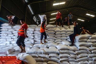 Bongkar muat beras di gudang beras Bulog Kelapa Gading, Jakarta, 25 November 2022. Tempo/Tony Hartawan