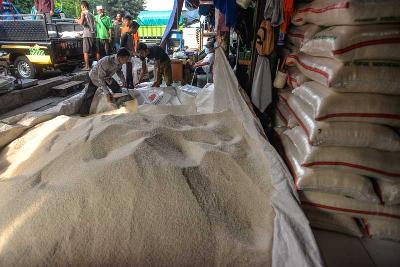 Bongkar muat dan penjualan beras di Pasar Induk Beras Cipinang, Jakarta, 7 November 2022. Tempo/Tony Hartawan
