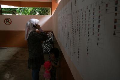 Ilustrasi daftar calon legislatif di Tempat Pemungutan Suara (TPS) 87 Menara Kondominium,  Kelapa Gading, Jakarta Utara. Dokumentasi TEMPO/ Dwianto Wibowo