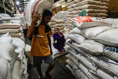 Bongkar muat dan penjualan beras di Pasar Induk Beras Cipinang, Jakarta, 7 November 2022. Tempo/Tony Hartawan