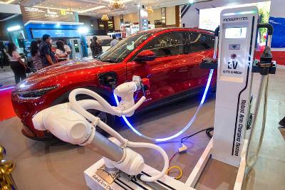 Pameran otomotif Indonesia Electric Motor Show (IEMS 2022) di Jakarta Convention Center, 28 September 2022. Tempo/Tony Hartawan