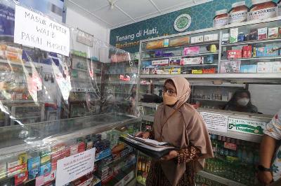 Petugas Badan Pengawasan Obat dan Makanan (BPOM) melakukan sidak obat sirop di salah satu apotek di Kota Kediri, Jawa Timur, 15 November 2022. ANTARA/Prasetia Fauzani