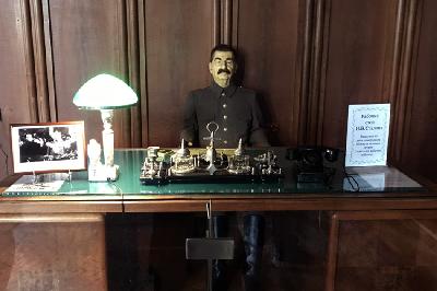 Patung lilin Joseph Stalin di ruangan kerjanya di museum Dacha Stalin, Sochi, Rusia, 20 November 2022. TEMPO/ Friski Riana