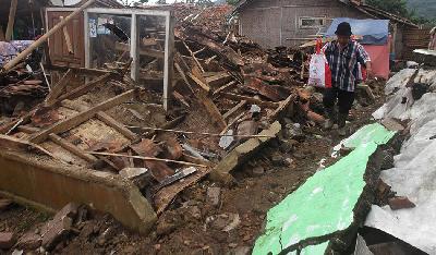 Warga korban gempa membawa bantuan dari Presiden di Kampung Sarampad, Cugenang, Cianjur, Jawa Barat, 26 November 2022. TEMPO/Amston Probel