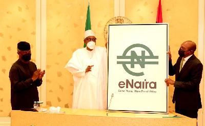 Presiden Nigeria Muhammadu Buhari (tengah) dan Gubernur Bank Sentral Godwin Emefiele (kanan) meluncurkan mata uang digital e-Naira di Abuja, Nigeria, 25 Oktober 2021. Dok. Enaira