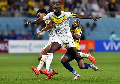 Pemain Senegal Abdou Diallo dan Kalidou Koulibaly dalam pertandingan melawan Ekuador di Stadion Intrenasional Khalifa, Doha, Qatar, 29 November 2022. REUTERS/Jennifer Lorenzini