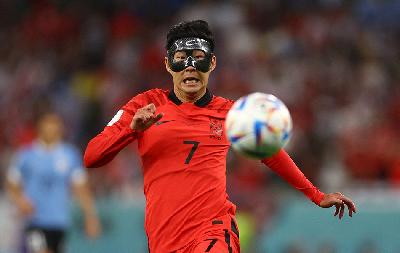 Pemain Korea Selatan, Son Heung-min dalam pertandingan melawan Uruguay di Stadion Education City, Al Rayyan, Qatar, 24 November 2022.  REUTERS/Kai Pfaffenbach   