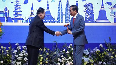 Perdana Menteri Kamboja  Hun Sen dan Presiden Joko Widodo  dalam pertemuan negara-negara anggota ASEAN di Phnom Penh, Kamboja, 13  November 2022. REUTERS/Cindy Liu