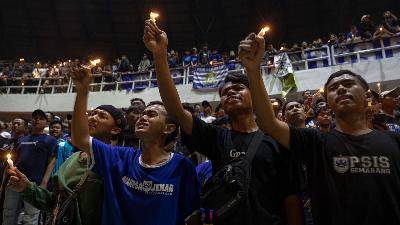 Sejumlah suporter PSIS Semarang menyalakan lilin sebagai tanda simpati untuk korban tragedi Kanjuruhan di Stadion Jatidiri, Semarang, Jawa Tengah, 2 Oktober 2022. ANTARA FOTO/Aji Styawan