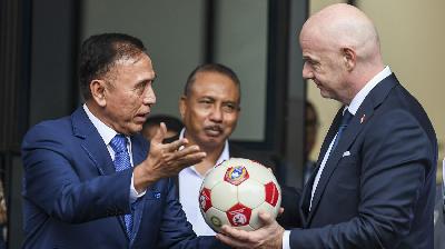 Ketua Umum PSSI Mochamad Iriawan (kiri) bersama Presiden Induk Asosiasi Sepak Bola Dunia (FIFA) Gianni Infantino di Kantor PSSI, Jakarta, 18 Oktober 2022. ANTARA /M Risyal Hidayat