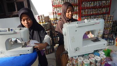 Santri putri Ponpes Mambaul Hikam, Jombang, Jawa Timur, memanfaatkan ecobrick dari botol dan potongan plastik sebagai meja mesin jahit, 30 November 2022. TEMPO/Ishomuddin
