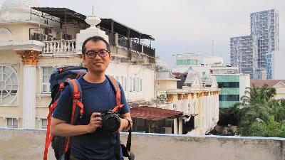 Penulis buku dan fotografer perjalanan Agustinus Wibowo, di Jakarta, 2 Desember 2022/TEMPO/Magang/Aqsa Hamka