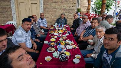 Andi Sastrawandy (tengah) memenuhi undangan makan Uzbek Pilaf di Samarkand, Uzbekistan/Dokumentasi Pribadi