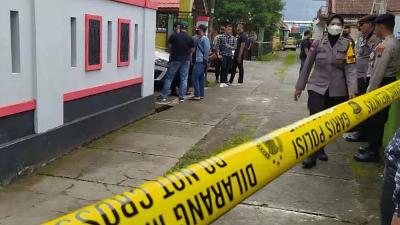 Tempat kejadian perkara di Dusun Prajenan, Desa Mertoyudan, Kabupaten Magelang dipasang garis polisi/ANTARA/Heru Suyitno