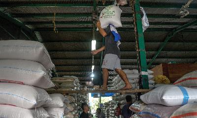 Pekerja mengangkut beras di Pasar Induk Beras Cipinang, Jakarta, 23 November 2022. TEMPO/Tony Hartawan
