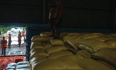 Aktivitas bongkar muat beras di gudang beras Bulog Kelapa Gading, Jakarta, 25 November 2022. TEMPO/Tony Hartawan
