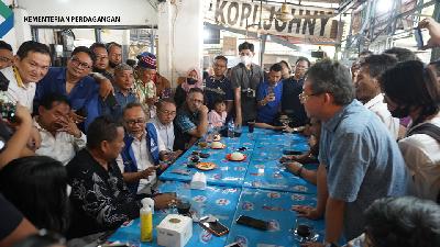Menteri Perdagangan Zulkifli Hasan saat menerima aduan masyarakat di sektor perdagangan bersama pengacara kondang Hotman Paris Hutapea di Kedai Kopi Johny, Jakarta, pada Sabtu,3 Desember 2022.